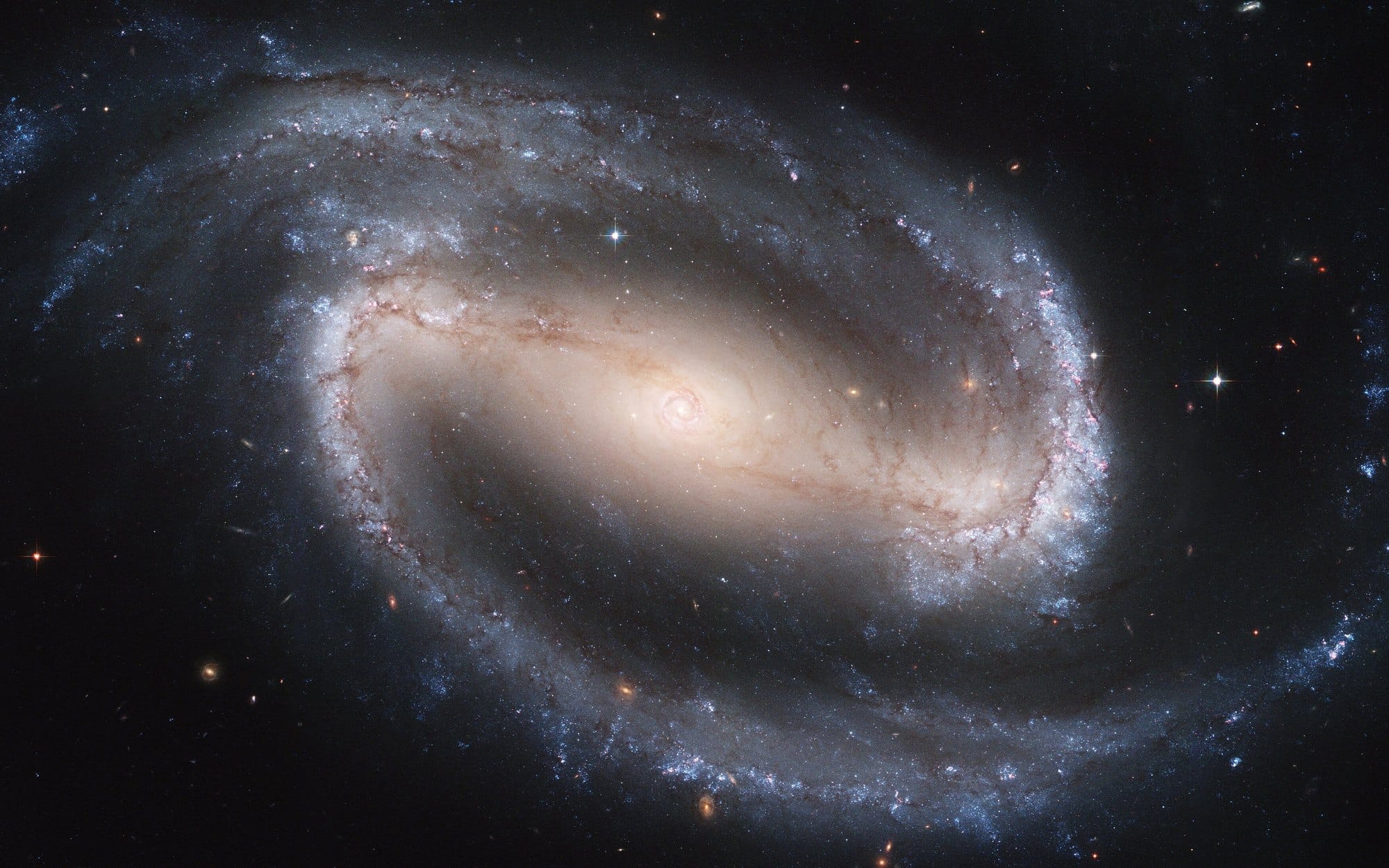 哈勃望远镜拍摄的棒旋星系 NGC 1300